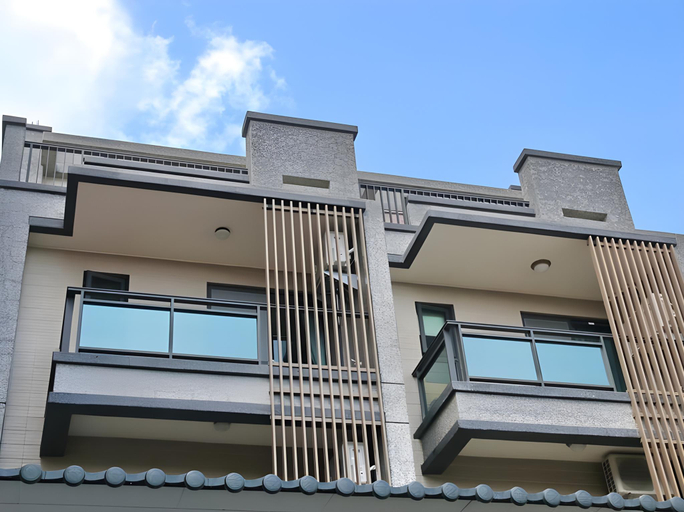 Exterior & Views