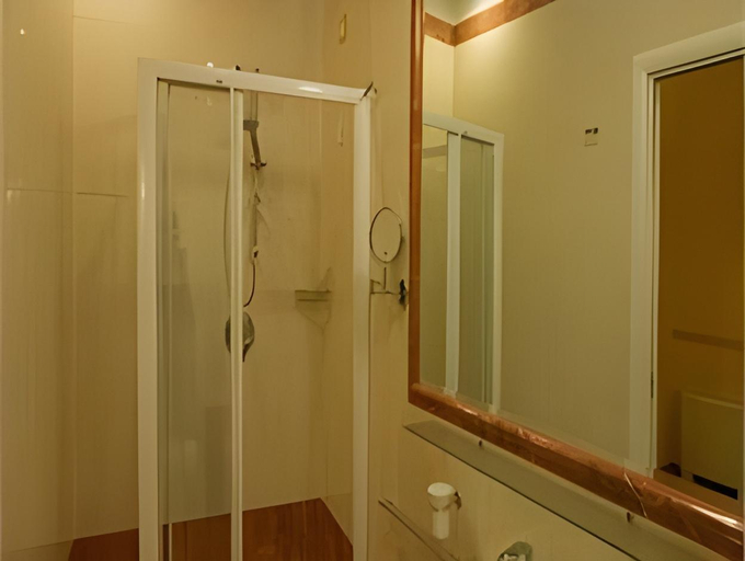Bathroom 3, Residenza Gens Julia, Rome