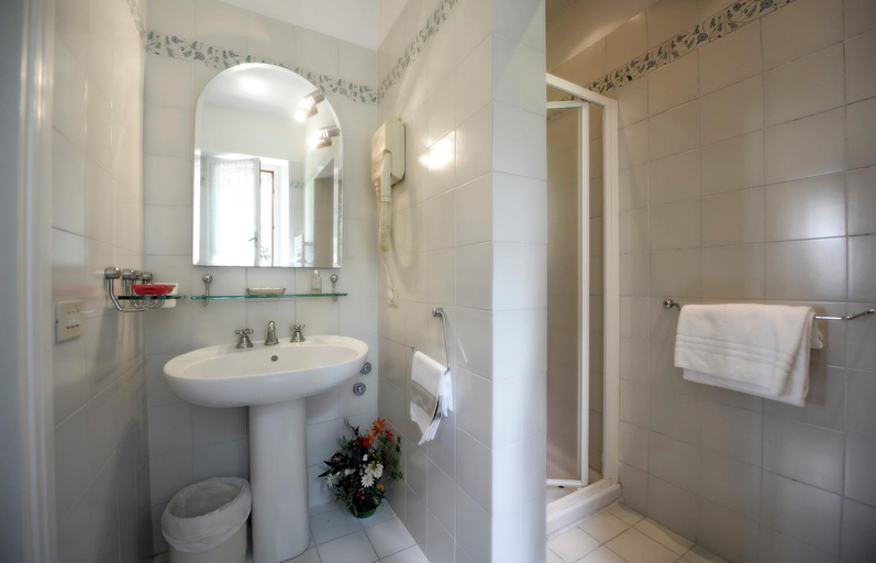 Bathroom 3, Villa Belvedere, Siena
