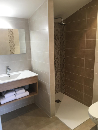 Bathroom 3, Logis Hotel Le Moulin de Chalons, Charente-Maritime