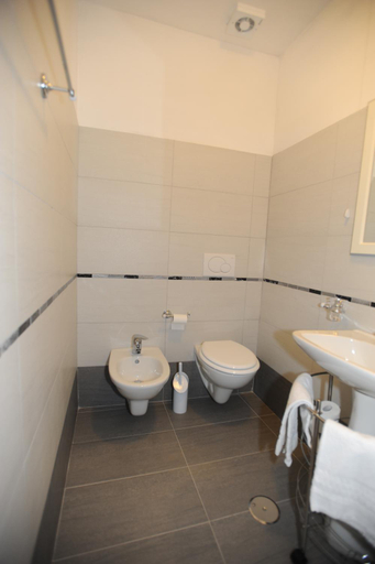 Bathroom 2, Startermini, Rome