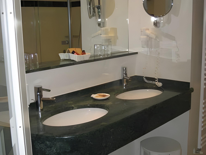 Bathroom 5, Seegarten, Bolzano