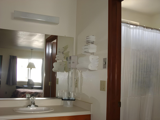 Bathroom 2, Westward Inn, Curry