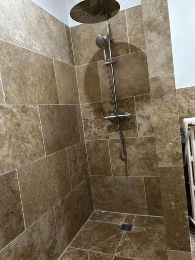 Bathroom 3, la porte medievale, Aude