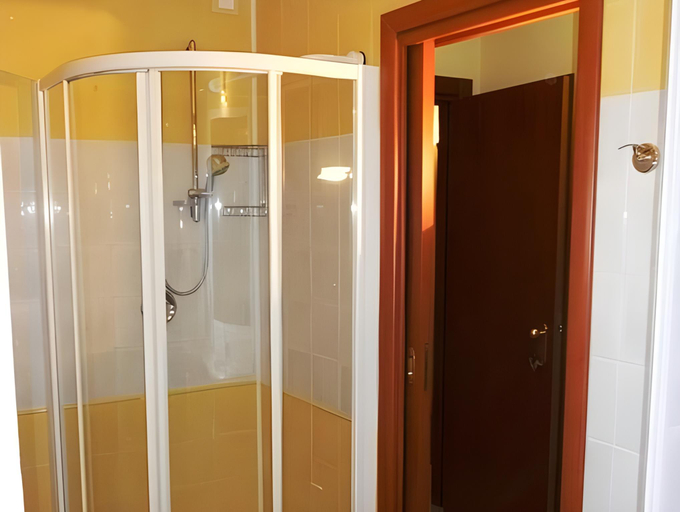 Bathroom 5, Hotel Marinella, Vibo Valentia