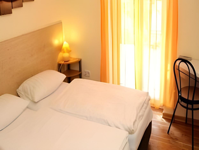 Bedroom 3, Arena Stadt Munchen, München