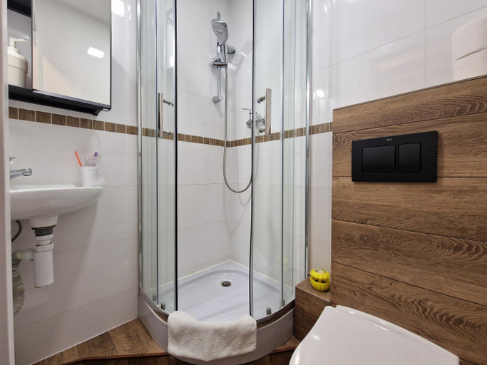 Bathroom 2, Hostel Helvetia - Private Rooms in City Center, Warsaw