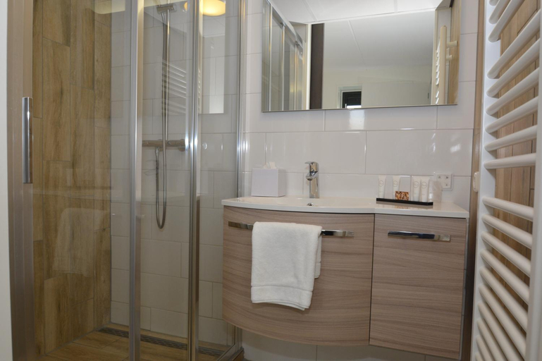 Bathroom 2, Hotel Graaf Bernstorff, Schiermonnikoog