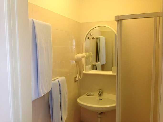Bathroom 5, La Lanterna, Verona