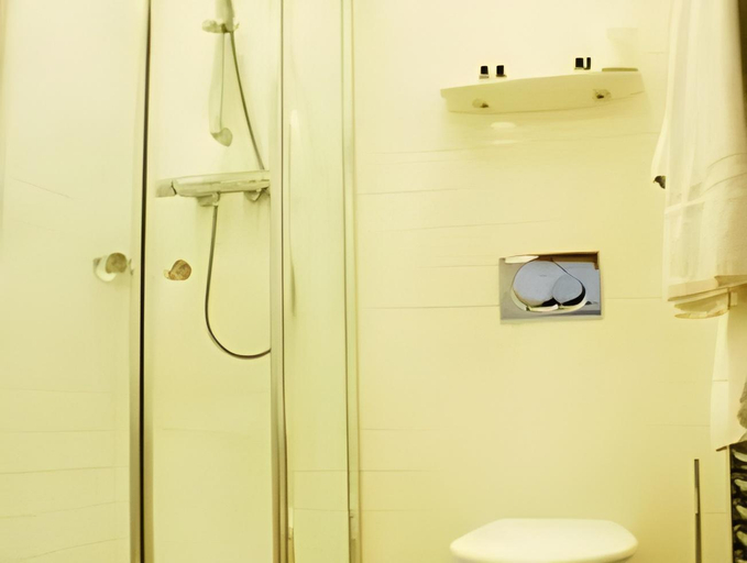Bathroom 4, Baggot Court Townhouse, Dublin