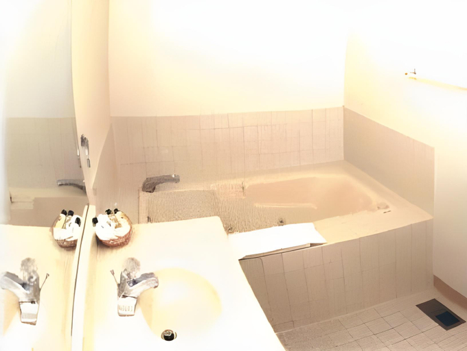 Bathroom 1, Hillcrest Inn, Clatsop