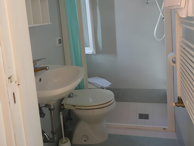 Bathroom 3, Hotel Morlacchi, Perugia