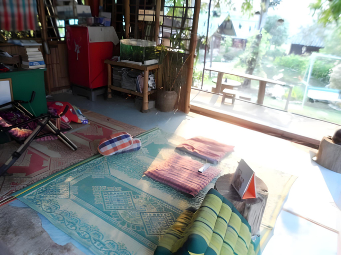 Others 4, Rainbow House, Pai