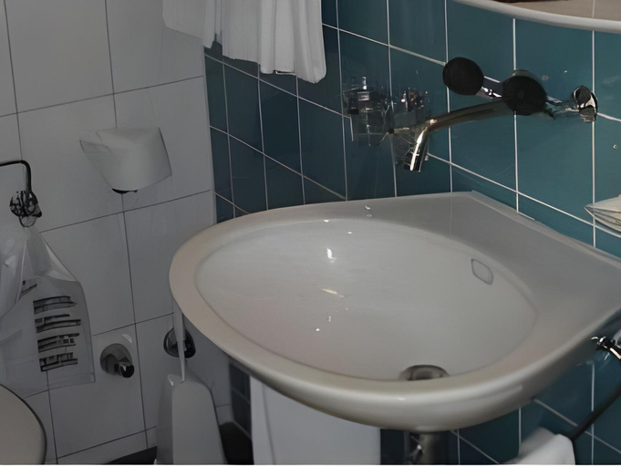 Bathroom 3, Hotel Merkur - West Station Lodge, Interlaken