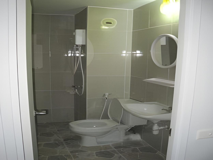 Bathroom 3, DMK Donmueang Guesthouse, Pak Kret