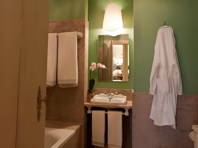 Bathroom 2, Mercador, Lisbon