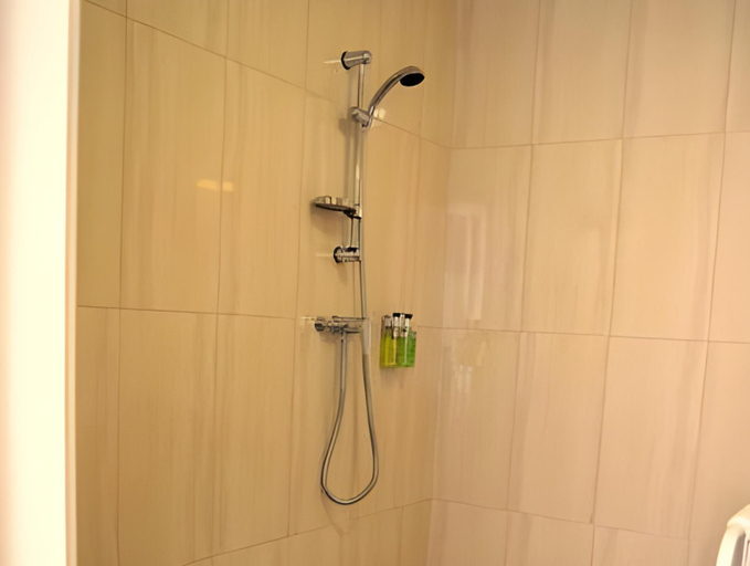 Bathroom 4, The New Inn Hotel, Warwickshire