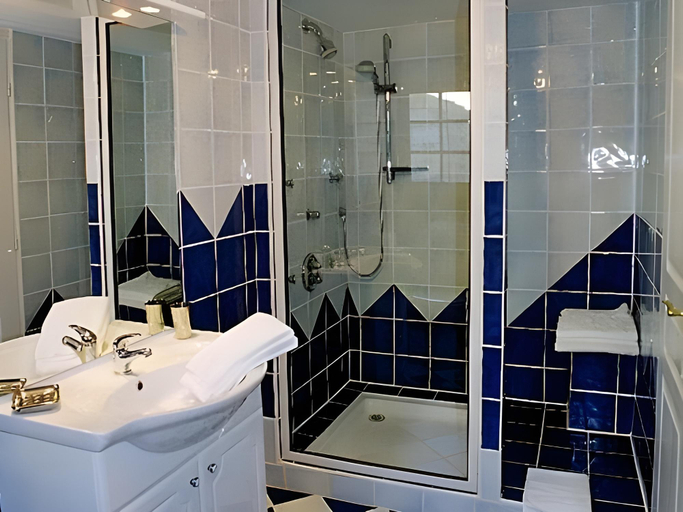 Bathroom 3, Les Logis du Roy, Gironde