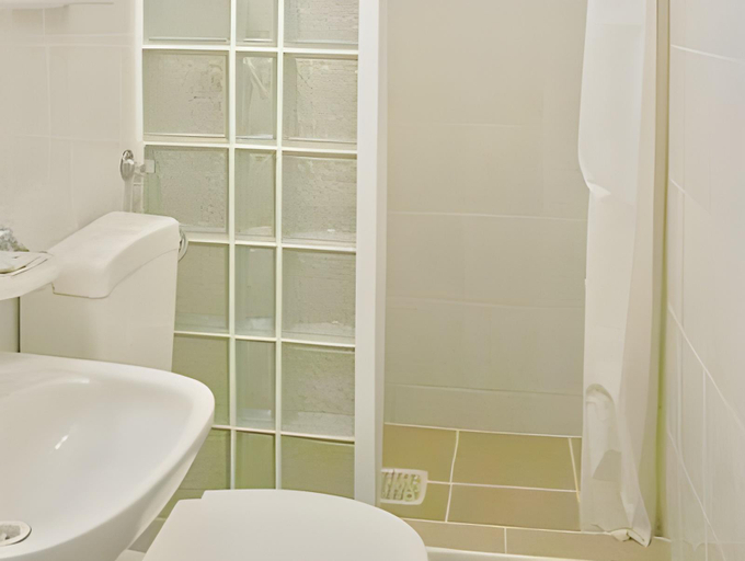 Bathroom 2, Hotel Pod Orlem, Toruń City