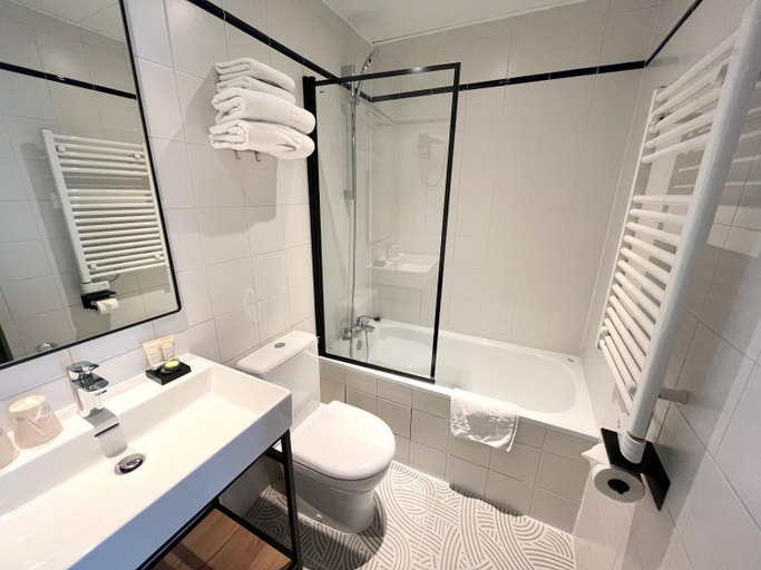 Bathroom 2, Hotel Montparnasse Daguerre, Paris