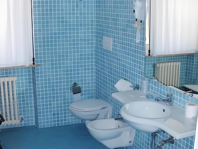 Bathroom 4, Hotel Lauri, Macerata