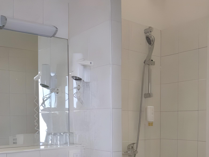 Bathroom 3, Hotel Kolbeck, Wien