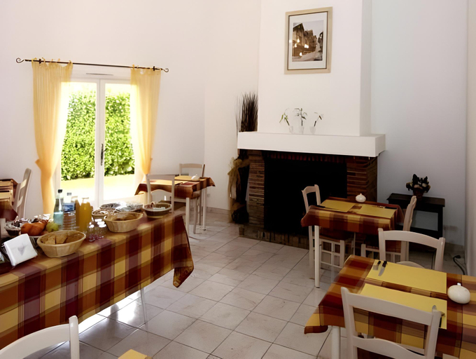 Others 5, Villa Hotel, Aube