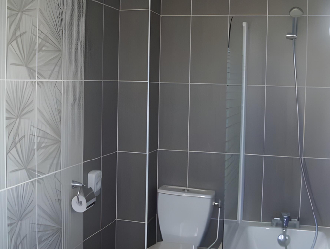 Bathroom 3, Logis Hotel Le Bellevue, Seine-Maritime