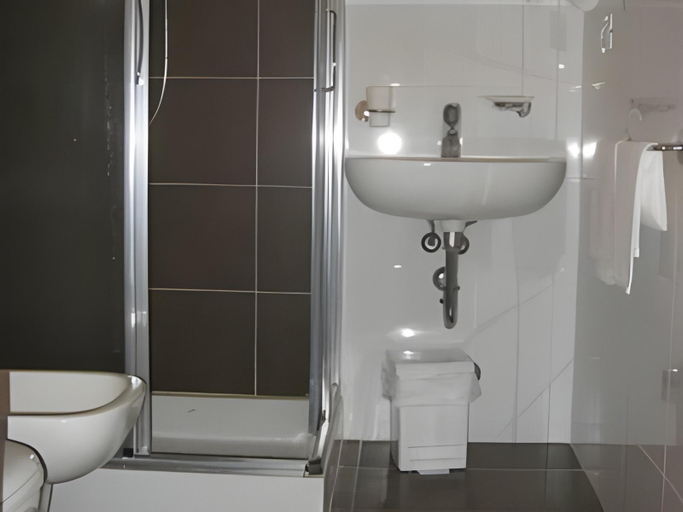 Bathroom 3, Hotel Alabama, Rimini