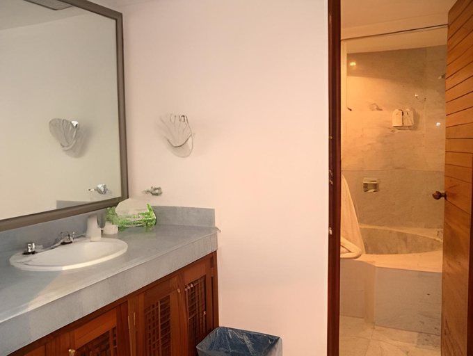Bathroom 4, Vamar Vallarta Marina & Beach Resort - All Inclusive, Puerto Vallarta