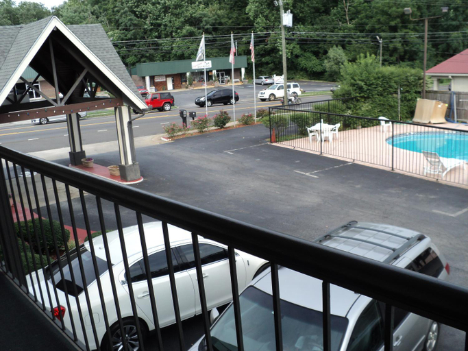 Others 5, Knights Inn Cleveland, White