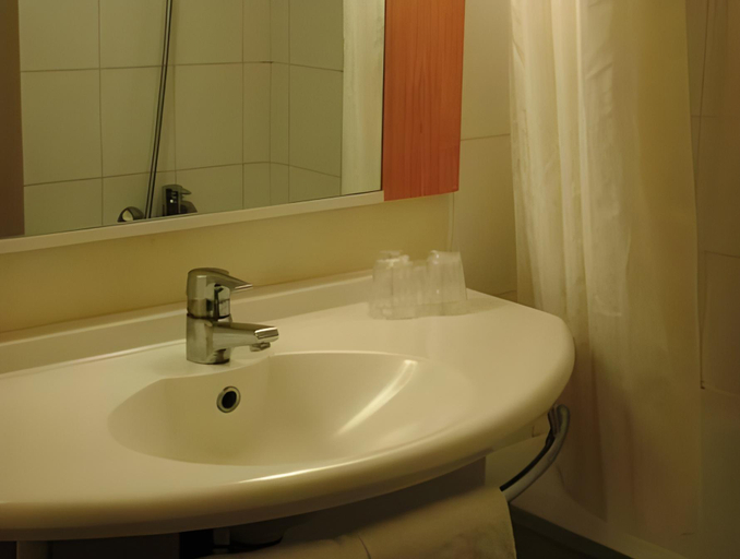 Bathroom 3, ibis Saint-Lô La Chevalerie, Manche