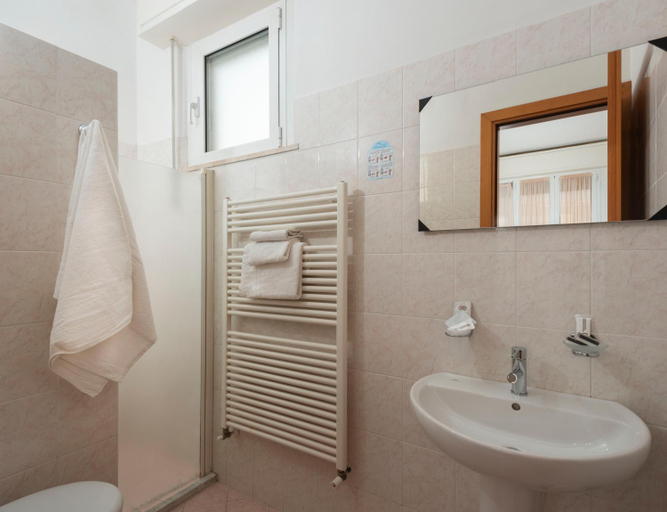 Bathroom 5, Hotel Petrarca, Rimini
