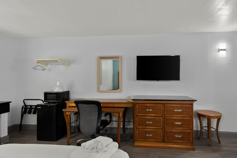Bedroom 3, Americas Best Value Inn Bangor, Penobscot