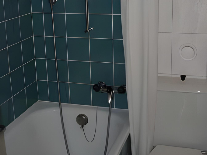 Bathroom 3, Hotel Merkur - West Station Lodge, Interlaken