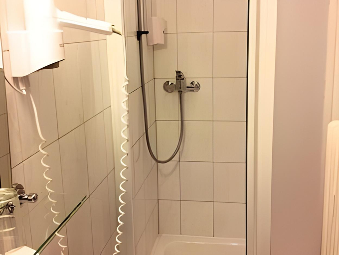 Bathroom 4, Hotel Delta am Potsdamer Platz, Berlin