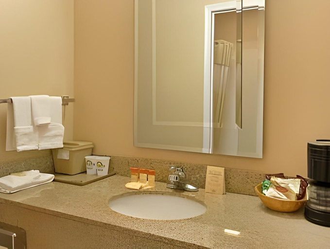 Bathroom 4, Days Inn by Wyndham Fairmont, Marion