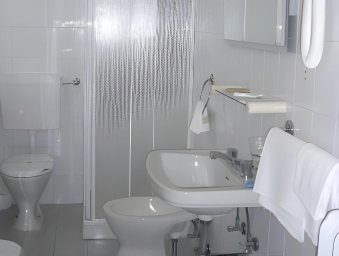 Bathroom 4, Liberty, Imperia