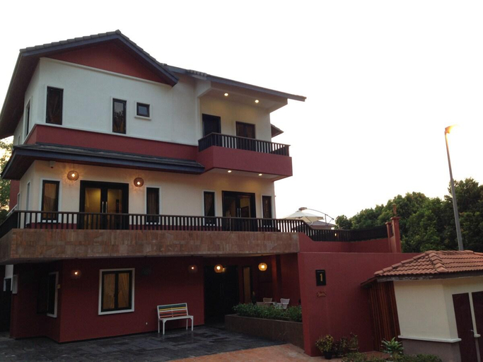 Exterior & Views