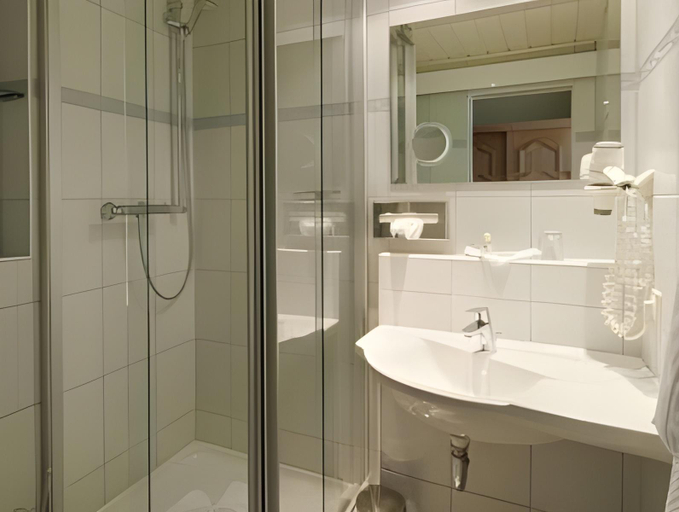 Bathroom 2, Landhotel Lohmann, Mettmann