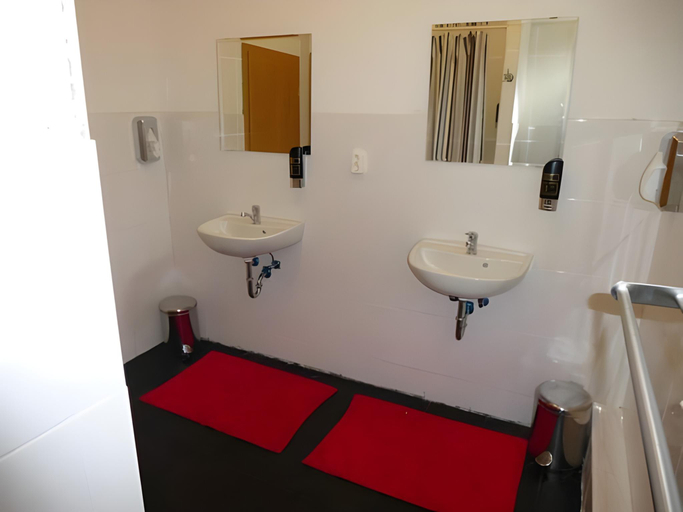 Bathroom 2, The Hostel, Hamburg