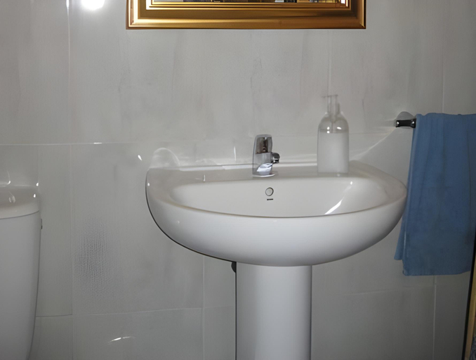 Bathroom 5, Pensión Sandoval by gaiarooms, León