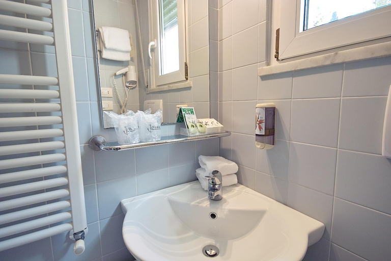 Bathroom 16