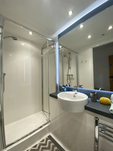 Bathroom, Mannequin House, London