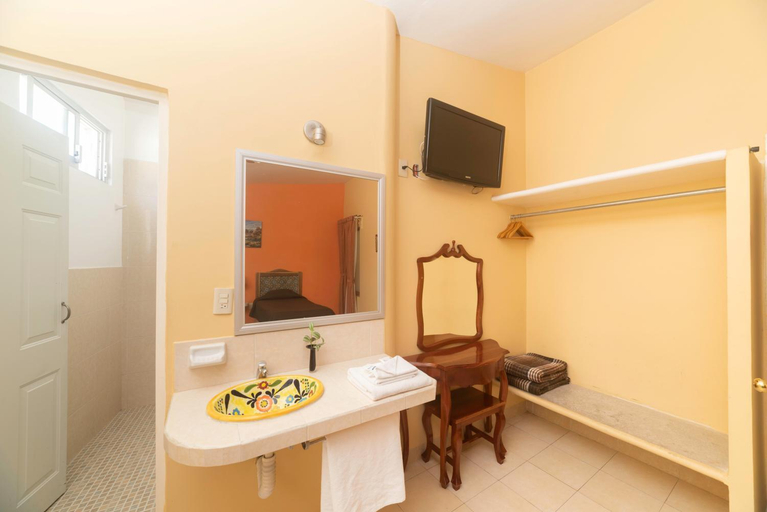 Bathroom 2, Hotel del Rio, Río Blanco