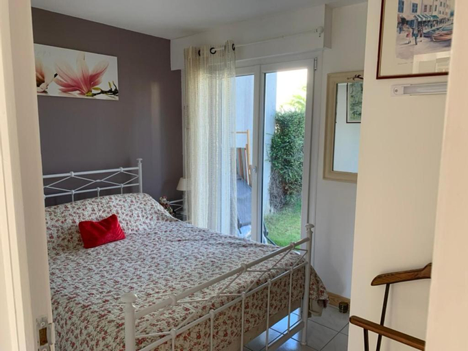 Bedroom 1, Residence Les jardins de Courseulles F3, Calvados