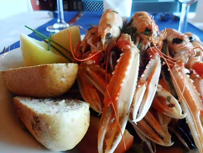 Food & Drinks 5, The Royal Hotel, Highland