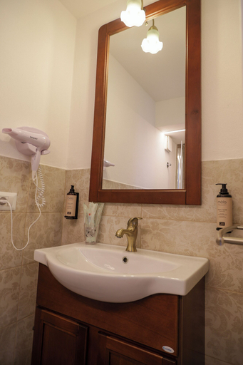 Bathroom 5, La Villetta nel parco, Rome