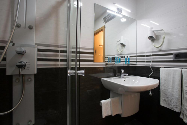 Bathroom 2, Hostal LLanos, Badajoz