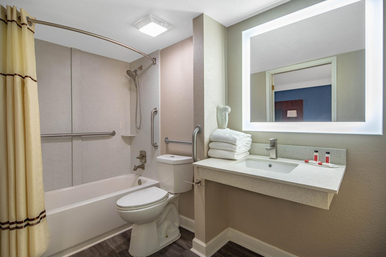 Bathroom 5, Budget Inn & Suite Atlanta Marietta Stadium, Cobb